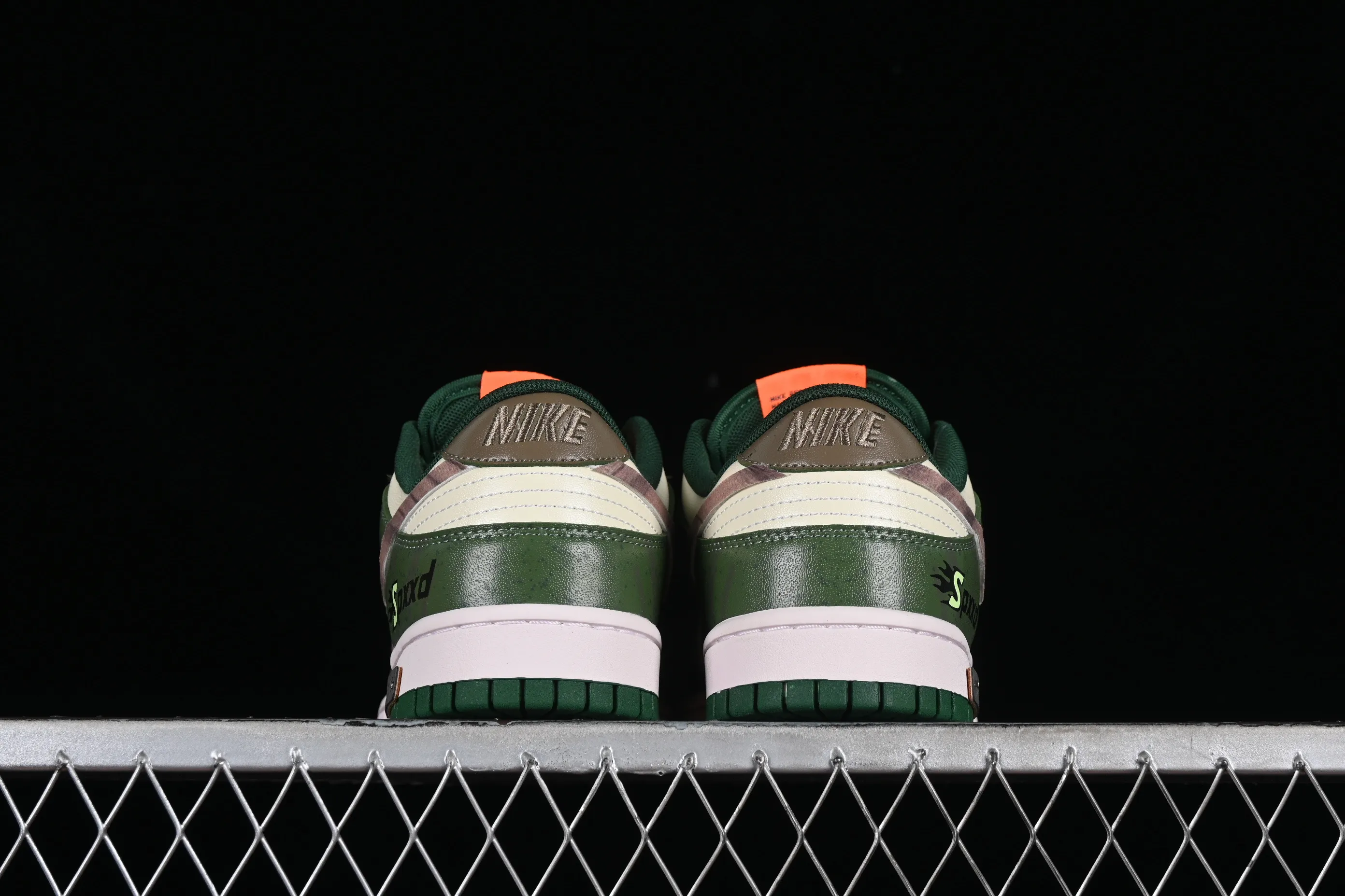 All Categories Nk SB Dunk Series Nk SB Dunk Low Low-top Sneakers Nk Dunk Low Panda Prank-Street Racing Lightyear Distressed SB Strappy Low-top Casual Sneakers DD1391-300